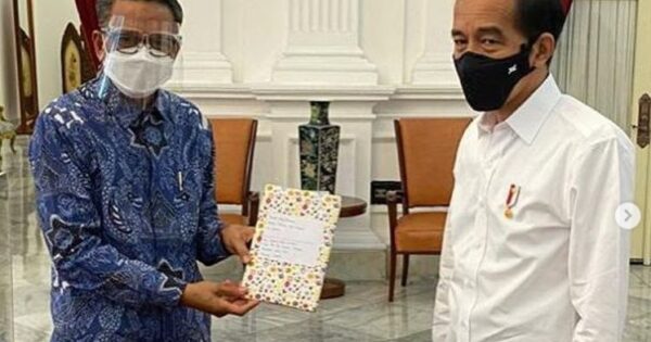 Gubernur Sulsel, Nurdin Abdullah menyerahkan buku 'Ceritaku Ceritamu' karya siswi SMP di Sorowako kepada Presiden Jokowi, di Istana Negara, Senin (2/11/2020). ft/IG nurdin.abdullah