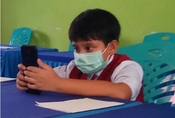 Siswa SDN 152 Sukamaju, Dimas Nayottama Harbian mengikuti Olimpiade Sains tingkat nasional secara virtual, Senin (2/11/2020). ft/humaslutra
