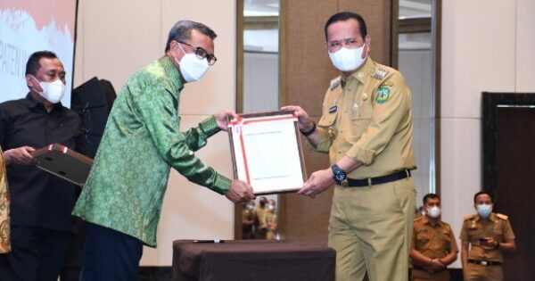 Gubernur Sulsel, Nurdin Abdullah menyerahkan DIPA Luwu 2021 kepada Basmin Mattayang di Hotel Claro, Kota Makassar, Senin (30/11/2020). foto:humas