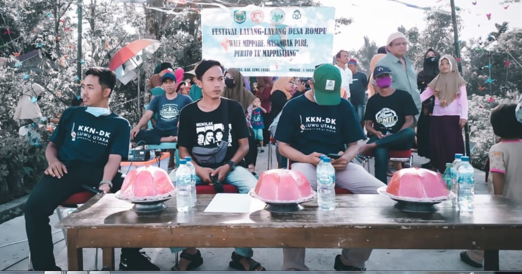 Panita festival layang-layang di Desa Rompu, Luwu Utara, Minggu (8/11/2020). ft/istimewa
