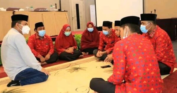 Pjs Bupati Luuw Timur, Jayadi Nas memberikan semangat dan arahan kepada para kafilah Lutim yang ikut MTQ tingkat nasional, di Padang, Sabtu (14/11/2020). ft/humaslutim