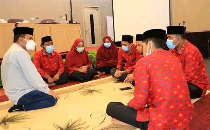 Pjs Bupati Luuw Timur, Jayadi Nas memberikan semangat dan arahan kepada para kafilah Lutim yang ikut MTQ tingkat nasional, di Padang, Sabtu (14/11/2020). ft/humaslutim