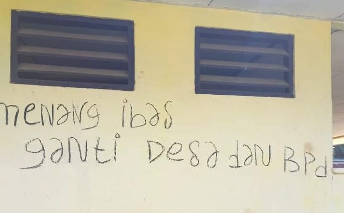 Tulisan bernada provokatif di dinding Kantor Desa Taripa, diketahui aparat desa Selasa (10/11/2020) pagi.