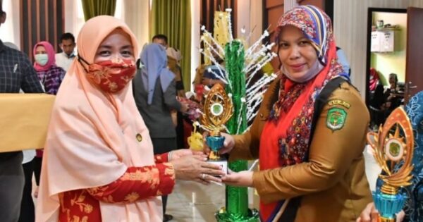 Penyerahan hadiah kepada pemenang Lomba Bunga Male di Lingkup Pemkab Luwu Utara yang berlangsung di Aula La Galigo, Selasa (3/11/2020). foto: humas