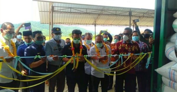Menteri Pertanian Syahrul Yasin Limpo meresmikan vertical dryer atau alat pengering padi di Desa Balirejo, Kecamatan Angkona, Luwu Timur, Jumat (27/11/2020). ft/batarapos