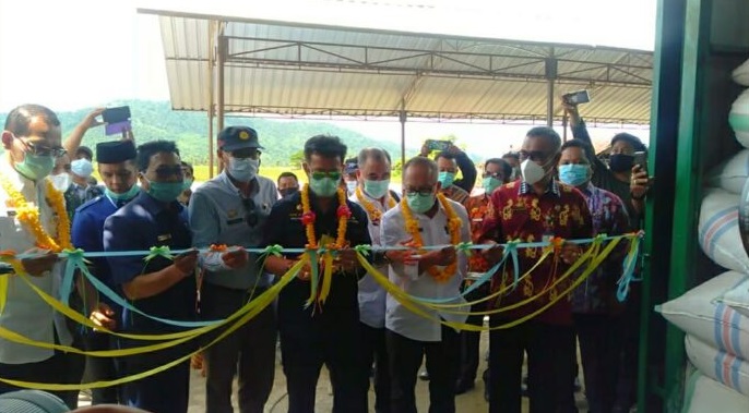 Menteri Pertanian Syahrul Yasin Limpo meresmikan vertical dryer atau alat pengering padi di Desa Balirejo, Kecamatan Angkona, Luwu Timur, Jumat (27/11/2020). ft/batarapos