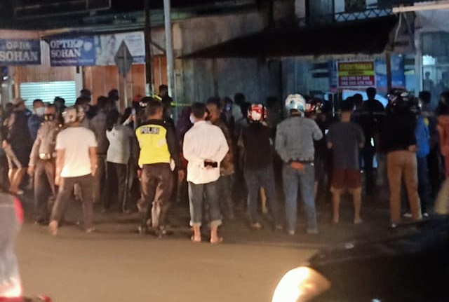 Warga berkerumun di lokasi penemuan mayat di Jalan Opu Tosappaile Kota Palopo, Jumat (6/11/2020) malam. foto:facebook E*da
