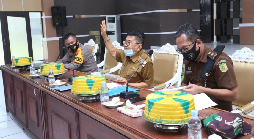 Pihak Buya Tarik Sewa Tempat Pedagang PNP, Pemkot Palopo Sebut Itu Pelanggaran! Walikota Palopo, Judas Amir menggelar pertemuan dengan unsur Forkopimda Palopo, tim kuasa hukum, dan sejumlah pedagang PNP, di Auditorium SaokotaE, Senin (2/11/2020). foto:humas