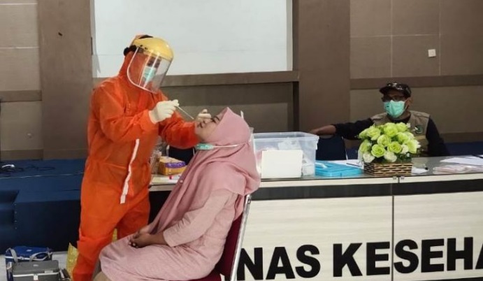 Tes usap atau swab test Covid-19.