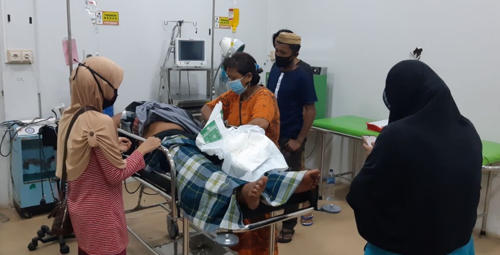 Iwan (30), warga Desa To'Lemo, Kecamatan Lamasi Timur mendapat perawatan intensif di RSUD Sawerigading Palopo setelah diparangi sekelompok pemuda, Minggu (15/11/2020) sore.