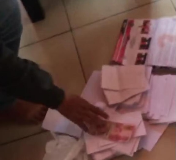 Dugaan money politics di Bonebone, Luwu Utara, terungkap Selasa (8/12/2020) siang.
