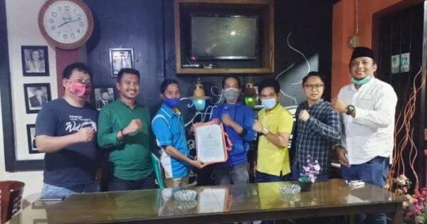 Amrillah Todewi (kuning) bersama tim saat mengembalikan formulir pendaftaran calon Ketua DPD II KNPI Luwu Utara periode 2020-2023.