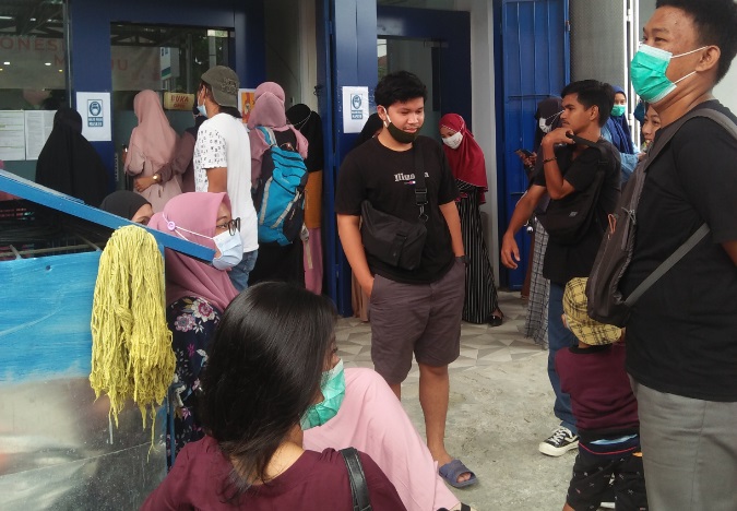 Sejumlah mahasiswa menunggu kejelasan pencairan beasiswa mereka di Bank Sulselbar cabang Tomoni, Kamis (10/12/2020).