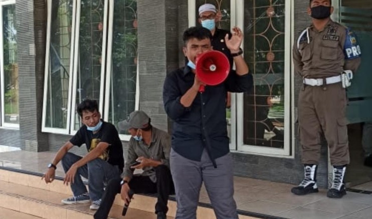 Aktivis GERAM kembali berunjuk rasa memprotes pencemaran lingkungan di Kabpaten Luwu, Rabu (30/12/2020). foto:ist