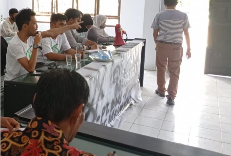 Para aktivis GERAM saat audiens dengan instansi terkait lingkungan hidup, difasilitasi Komisi III DPRD Luwu, Jumat (11/12/2020).