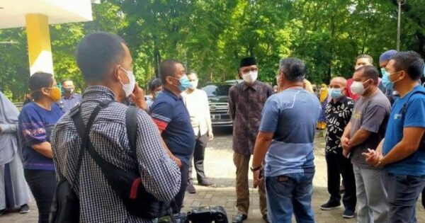Sejumlah pejabat tampak melayat ke RS Wahidin Sudirohusodo, Makassar, beberapa saat setelah Bupati Luwu Timur, M Thorig Husler meninggal dunia, Kamis (24/12/2020) pagi. foto:tribun news