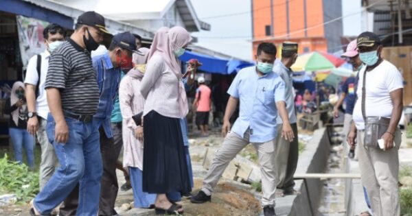 Bupati Luwu Utara, Indah Putri Indriani meninjau pembenahan drainase Pasar Bone-bone, Minggu (6/12/2020). Foto: humaspemkablutra