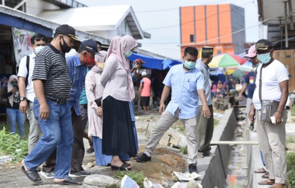 Bupati Luwu Utara, Indah Putri Indriani meninjau pembenahan drainase Pasar Bone-bone, Minggu (6/12/2020). Foto: humaspemkablutra