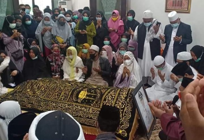 Suasana di Rujab Bupati Luwu Timur, Malili, Jumat (25/12/2020) pagi, sebelum jenazah M Thorig Husler dibawa ke pemakaman di Masamba.