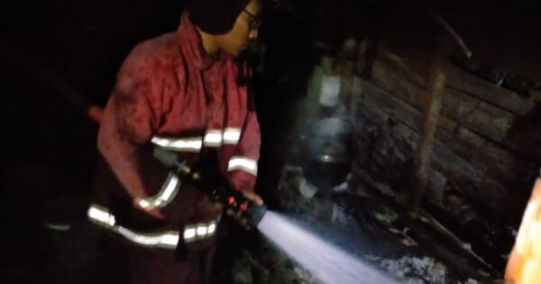 Petugas pemadam kebakaran memadamkan api yang melalap sebuah rumah di Tomoni, Luwu Timur, Kamis (3/12/2020) malam.