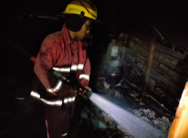 Petugas pemadam kebakaran memadamkan api yang melalap sebuah rumah di Tomoni, Luwu Timur, Kamis (3/12/2020) malam.