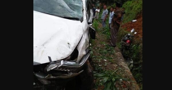 Kondisi mobil Fortuner dari Morowali yang mengalami kecelakaan di Sabbang, Minggu (20/12/2020). ft/ritmee