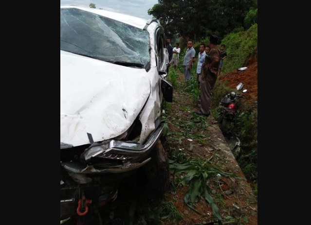 Kondisi mobil Fortuner dari Morowali yang mengalami kecelakaan di Sabbang, Minggu (20/12/2020). ft/ritmee