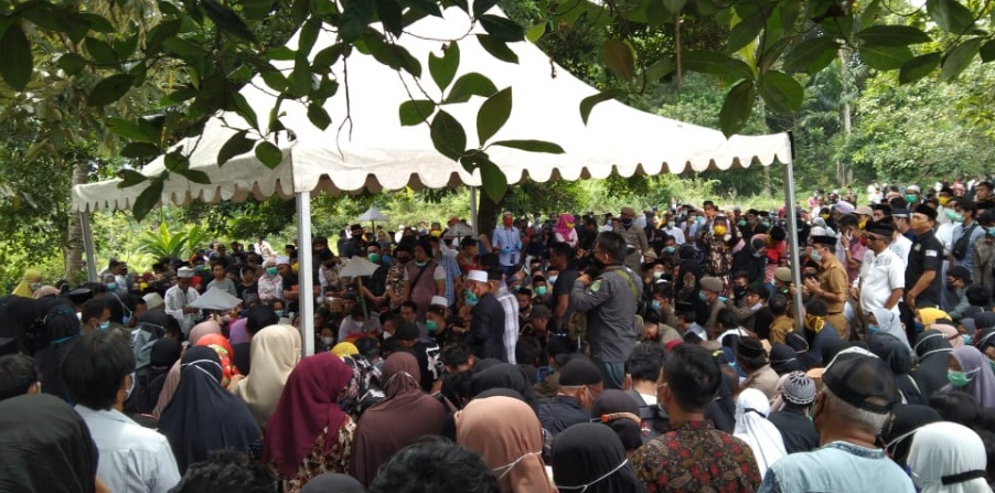 Ribuan warga emadati lokasi pemakaman jenazah Bupati Luwu Timur, M Thorig Husler di Pemakaman Keluarga, Kapuna-Masamba, Luwu Utara, Jumat (25/12/2020).