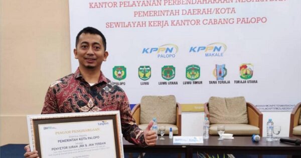 Pemerintah Kota Palopo meraih penghargaan kategori terbaik dalam penyetoran iuran Jaminan Kecelakaan Kerja (JKK) dan Jaminan Kesehatan Masyarakat (JKM) dari PT Taspen. foto:ist