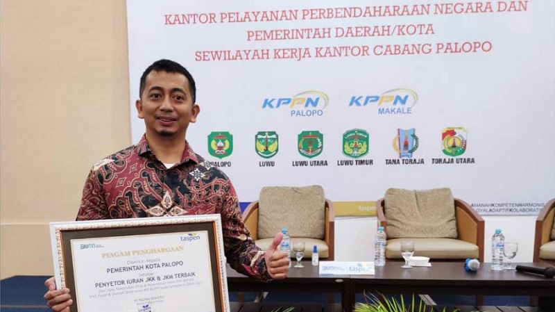 Pemerintah Kota Palopo meraih penghargaan kategori terbaik dalam penyetoran iuran Jaminan Kecelakaan Kerja (JKK) dan Jaminan Kesehatan Masyarakat (JKM) dari PT Taspen. foto:ist