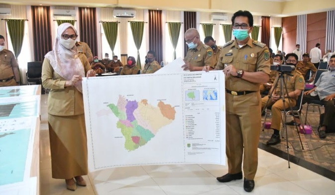 Bupati Luwu Utara, Indah Putri Indriani memperlihatkan peta batas desa dalam Workshop Pengesahan Hasil Penetapan dan Penegasan Batas Desa/Kelurahan, Senin (6/12/2020), di Aula La Galigo Kantor Bupati Lutra. foto:humaspemkablutra