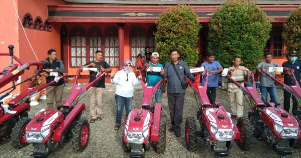 Anggota DPRD Sulsel, Fadriaty menyerahkan bantuan 14 trator kepada petani Luwu di Suli, Sabtu (19/12/2020). foto:ist