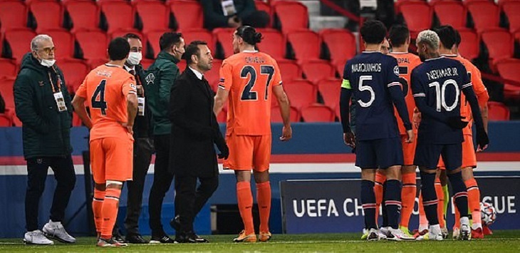 Pertandingan PSG vs Basaksehir di Parc des Princes, Rabu (9/12/2020) dini hari WITA, dihentikan gara-gara wasit keempat diduga melakukan tindakan rasis. foto:dailymail