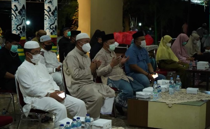 Acara taksyiah malam pertama meninggalnya Bupati Luwu Timur, Muhammad Thorig Husler, di Rujab Bupati Luwu Timur, Jumat (25/12/2020) malam. foto:humaspemkablutim