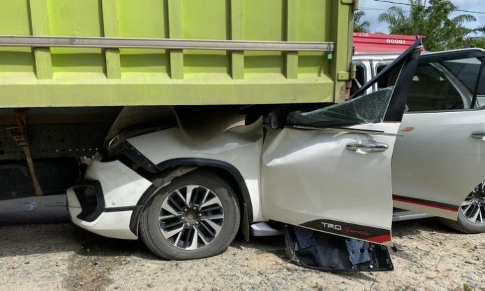 Mobil Fortuner yang ditumpangi Wakil Ketua DPD RI, Mahyudin ringsek setelah tabrakan beruntun di Kutai Kartanegara, Kaltim, Sabtu (5/12/2020).