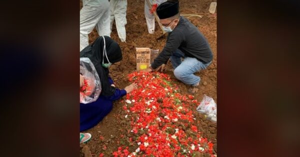 Jenazah mantan BUpati Luwu, Bahrum Daido dimakamkan di Tegal Alur, Kalideres, Jakarta Barat, Sabtu (2/1/2020) sore. foto:ist