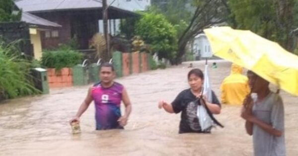 Banjir dan tanah longsor terjadi di Kota Manado, Provinsi Sulawesi Utara akibat hujan dengan intensitas tinggi dan struktur tanah yang labil pada Sabtu (16/1/2021) pukul 15.09 WITA dengan tinggi muka air sekitar 50 sampai 300 cm. foto:twitter @bnpb_indonesia