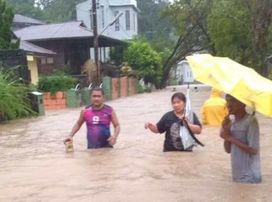 Banjir dan tanah longsor terjadi di Kota Manado, Provinsi Sulawesi Utara akibat hujan dengan intensitas tinggi dan struktur tanah yang labil pada Sabtu (16/1/2021) pukul 15.09 WITA dengan tinggi muka air sekitar 50 sampai 300 cm. foto:twitter @bnpb_indonesia