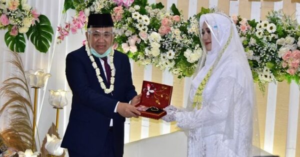 Din Syamsuddin menikahi cucu pendiri Gontor, Rashda Diana.