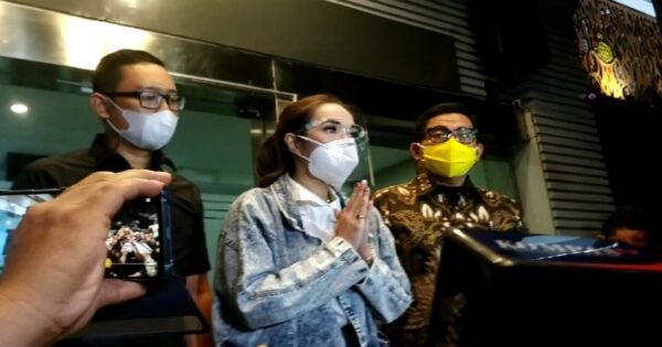 Gisella Anastasia atau Gisel menemui awak media usai diperiksa penyidik Polda Metro Jaya, Jumat (8/1/2021) malam. foto:pojoksatu