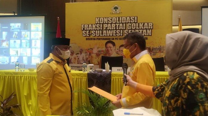 Anggota DPRD Sulsel, Taqwa Muller saat menerima SK Plt Ketua DPD Golkar Luwu Timur dari Ketua DPD I Golkar Sulsel, Taufan Pawe. SK diserahkan pada konsolidasi Partai Golkar dan penyerahan SK Plt, di Hotel Novotel Makassar, Selasa (5/1/2021). ft/tribun timur