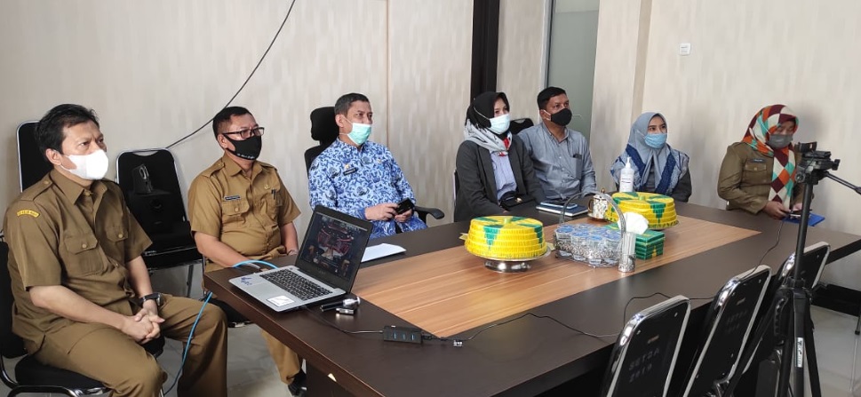 Sejumlah pejabat Pemkot Palopo menyaksikan secara virtual dari ruang kerja Sekda Kota Palopo, penandatanganan komitmen kerja sama PMA dan PMDN dengan UMKM, Senin (18/1/2021). foto:humaspemkotpalopo