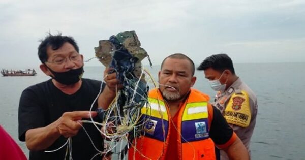 Beredar foto tim SAR menemukan benda diduga serpihan pesawat Sriwijaya Air yang hilang kontak Sabtu (9/1/2021) sore. foto:pojoksatu.id