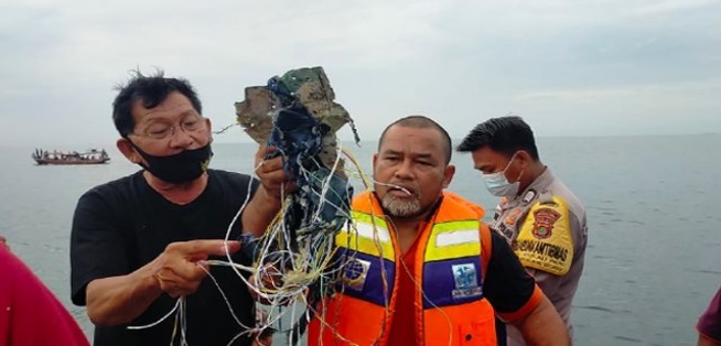 Beredar foto tim SAR menemukan benda diduga serpihan pesawat Sriwijaya Air yang hilang kontak Sabtu (9/1/2021) sore. foto:pojoksatu.id