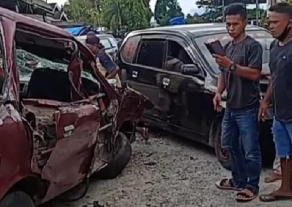 Tabrakan beruntun yang melibatkan truk Fus, mobil Panther dan Xenia terjadi di Mappedeceng, Luwu Utara, Sabtu (30/1/2021) siang. ft/batarapos.com