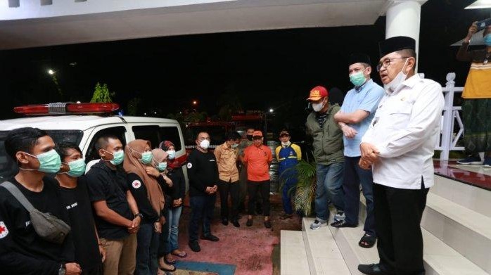 Walikota Palopo, HM Judas Amir melepas rombongan bantuan kemanusiaan ke lokasi bencana gempa Majene, Jumat (15/1/2021) malam. ft:tribunpalopo