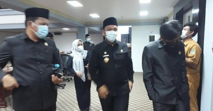 Bupati Luwu Timur, Irwan Bachri Syam menghadiri parupurna pengusulan pemberhentian dirinya sebagai Bupati Lutim masa jabatan 2016-2021, Senin (15/2/2021).