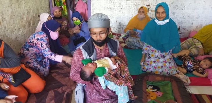 Siti Jainah (jilbab biru toska), perempuan di Cianjur, Jawa Barat yang tiba-tiba hamil dan melahirkan dalam waktu satu jam bersama bayi berjenis kelamin perempuan yang dilahirkannya. Foto: IST