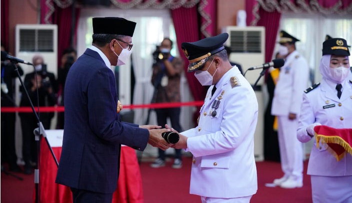 Gubernur Sulawesi Selatan, Nurdin Abdullah melantik Budiman sebagai Wakil Bupati Luwu Timur periode 2021-24, di Baruga Karaeng Pattingalloang, Rujab Gubernur Sulsel, Makassar, Jumat (26/2/2021). ft/humas
