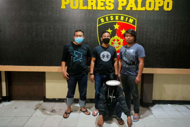 Tim Resmob Polres Palopo mengamankan terduga pelaku penganiayaan terhadap Junaidi, Warga Benteng Kota Palopo. ft:ist